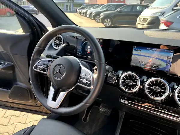 MERCEDES-BENZ GLA (26/27)