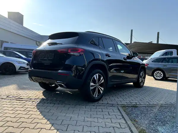 MERCEDES-BENZ GLA (4/27)