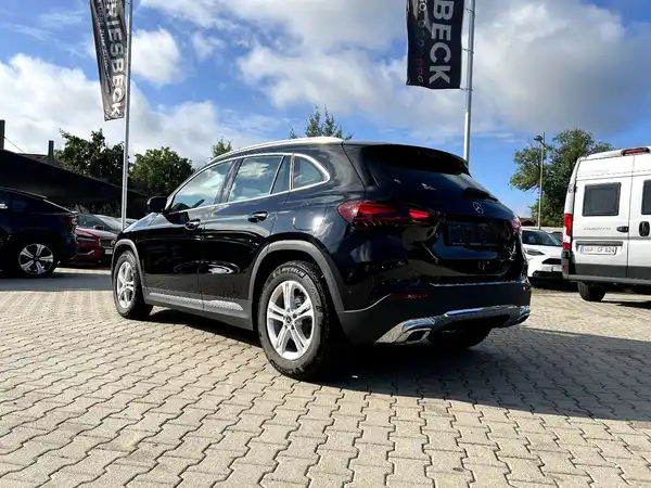 MERCEDES-BENZ GLA (2/28)