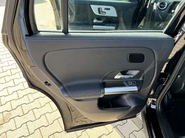 MERCEDES-BENZ GLA (13/28)