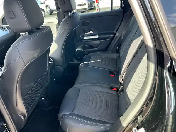 MERCEDES-BENZ GLA (14/28)