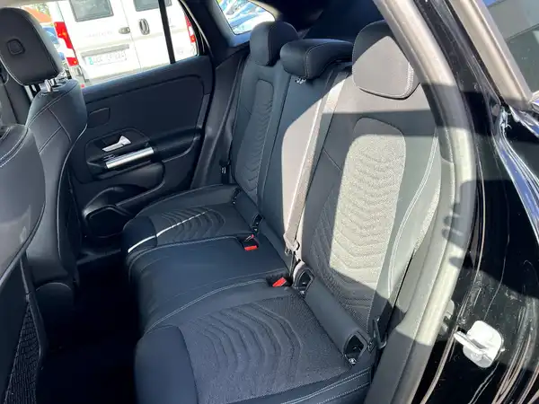 MERCEDES-BENZ GLA (15/28)