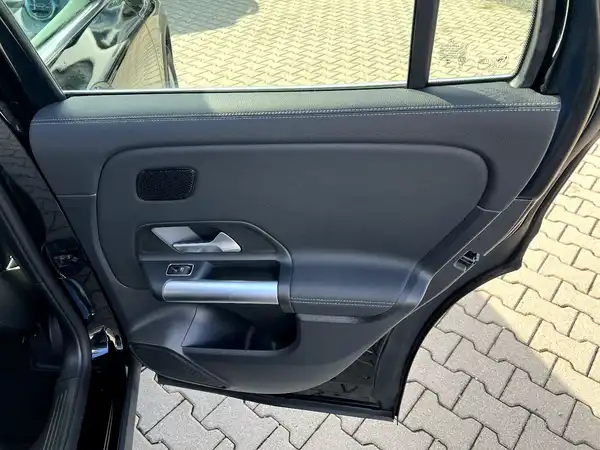 MERCEDES-BENZ GLA (16/28)