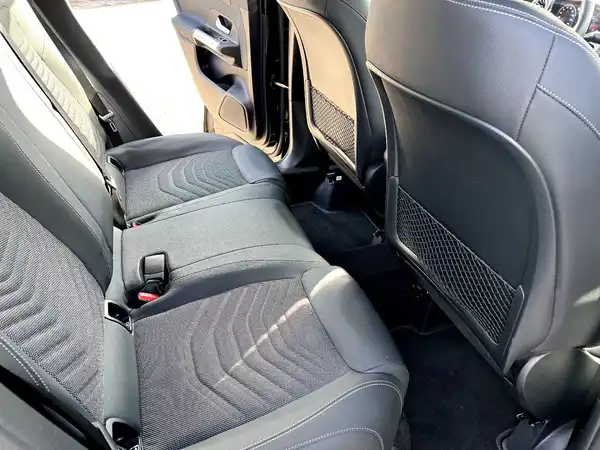 MERCEDES-BENZ GLA (17/28)