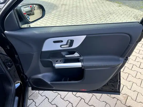 MERCEDES-BENZ GLA (21/28)