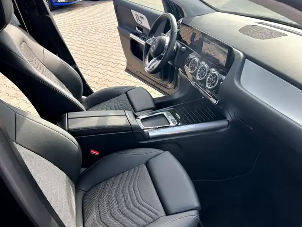 MERCEDES-BENZ GLA (22/28)