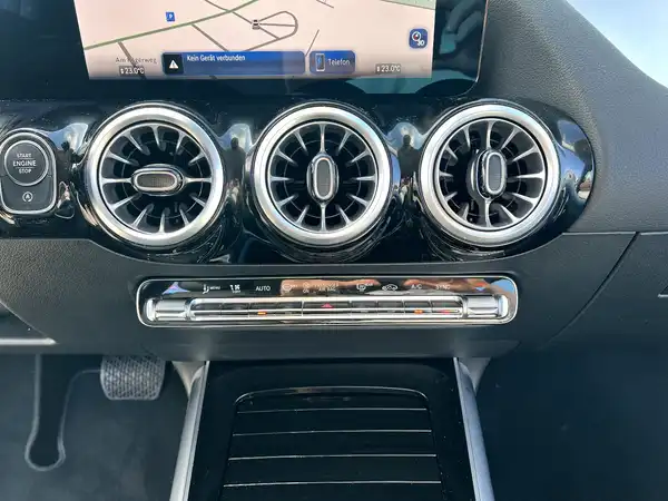 MERCEDES-BENZ GLA (25/28)