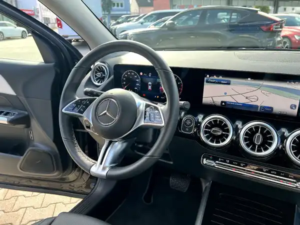 MERCEDES-BENZ GLA (27/28)