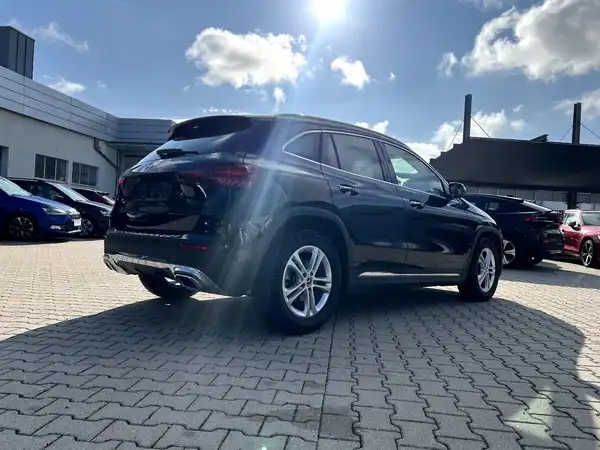 MERCEDES-BENZ GLA (4/28)