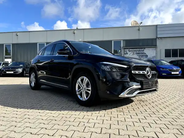 MERCEDES-BENZ GLA (5/28)