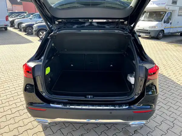 MERCEDES-BENZ GLA (7/28)