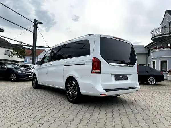 MERCEDES-BENZ V 220 (2/30)