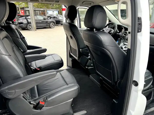 MERCEDES-BENZ V 220 (19/30)