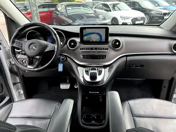 MERCEDES-BENZ V 220 (21/30)
