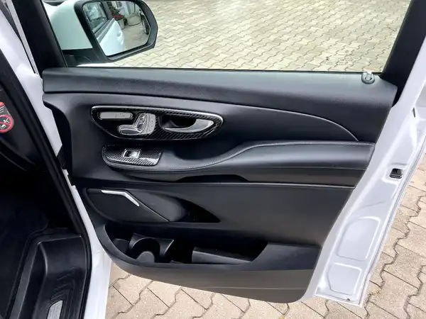 MERCEDES-BENZ V 220 (22/30)