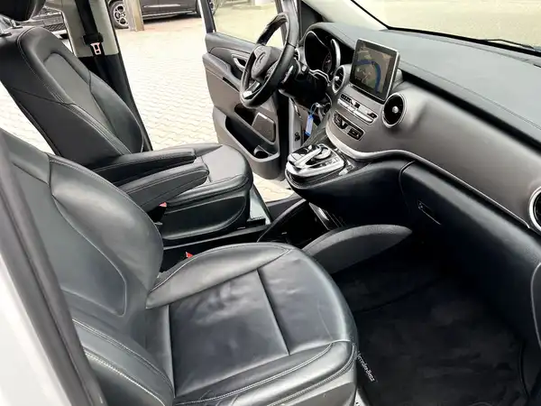 MERCEDES-BENZ V 220 (23/30)