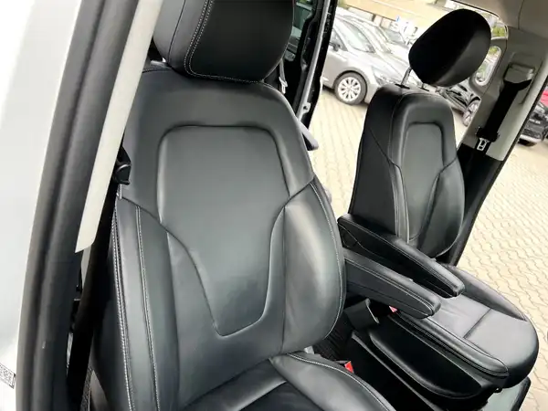 MERCEDES-BENZ V 220 (24/30)