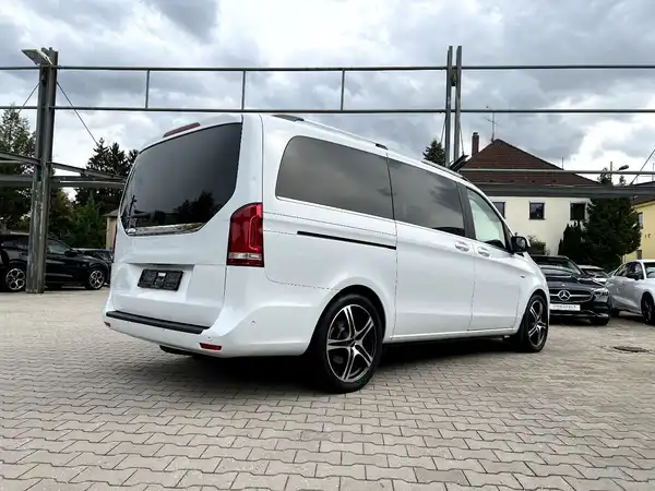 MERCEDES-BENZ V 220 (4/30)