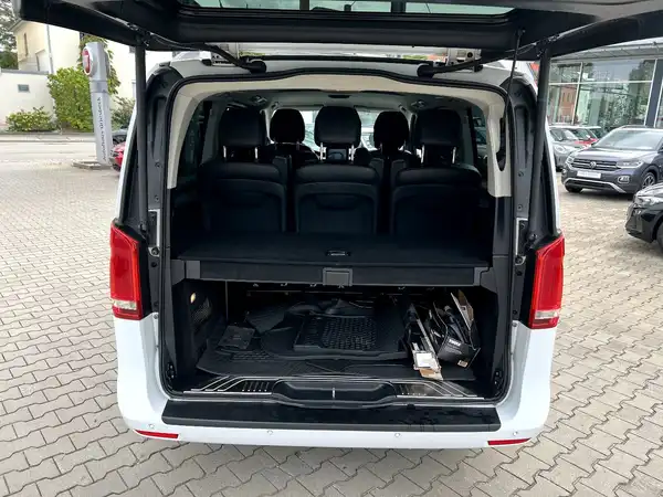 MERCEDES-BENZ V 220 (8/30)