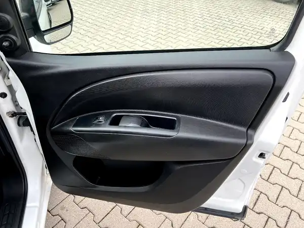 OPEL COMBO (19/27)