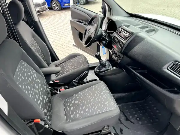 OPEL COMBO (20/27)