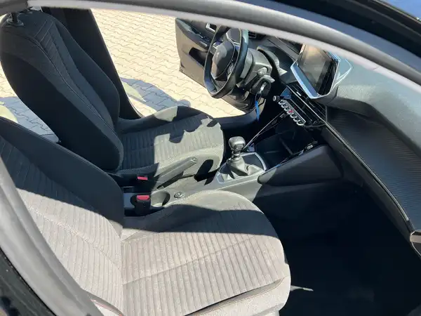 PEUGEOT 208 (18/24)