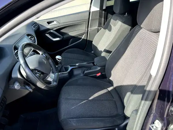PEUGEOT 308 (8/25)