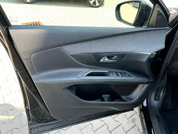 PEUGEOT 5008 (10/26)