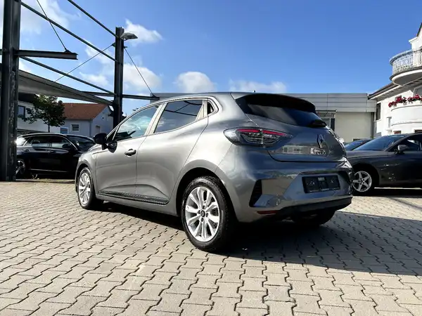 RENAULT CLIO (2/26)