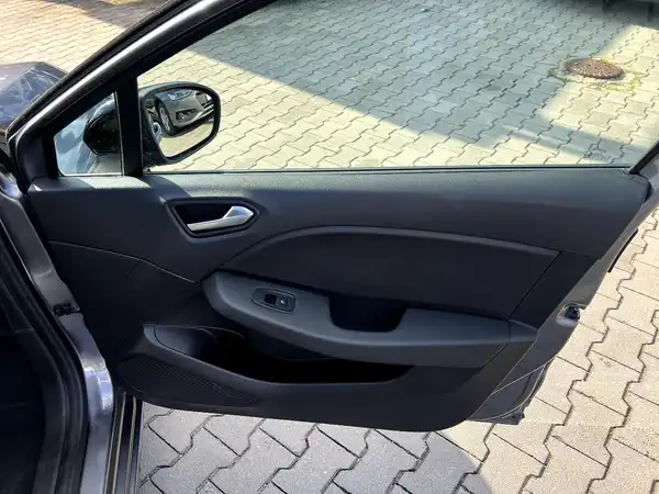 RENAULT CLIO (19/26)
