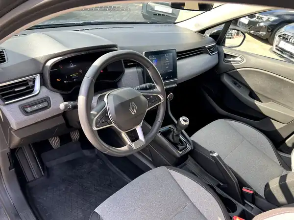 RENAULT CLIO (8/26)