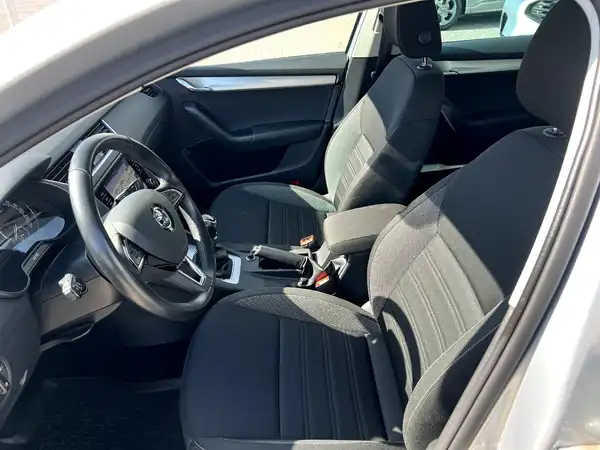 ŠKODA OCTAVIA (8/25)
