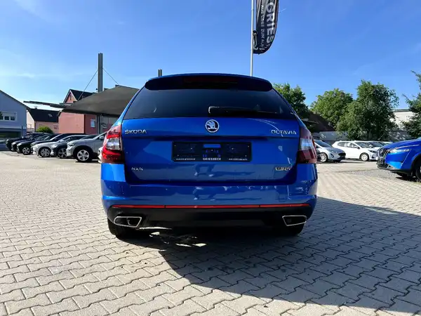 ŠKODA OCTAVIA RS (2/28)