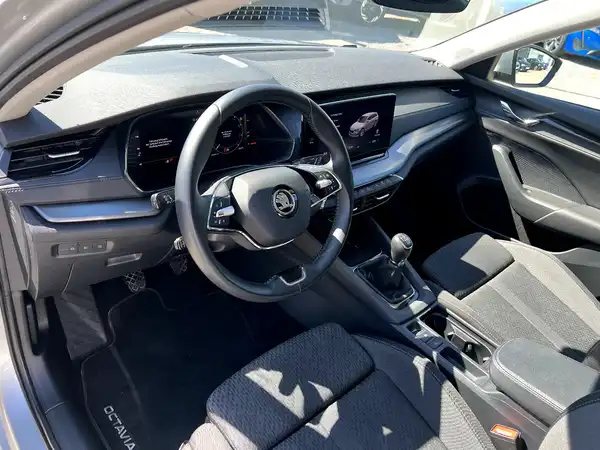 ŠKODA OCTAVIA (9/27)
