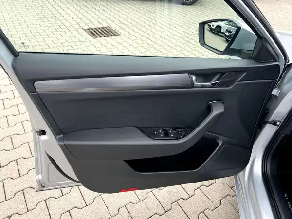 ŠKODA SUPERB (10/26)