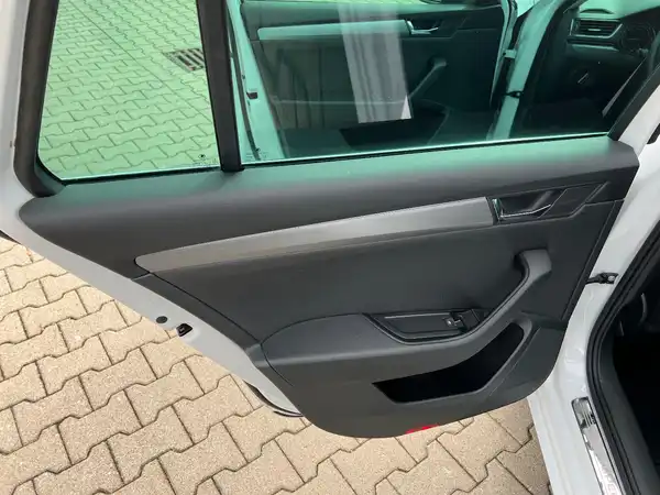 ŠKODA SUPERB (12/27)