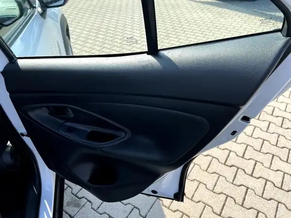TOYOTA YARIS (14/26)