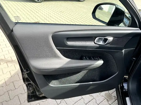 VOLVO C40 (11/28)