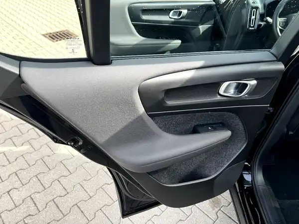 VOLVO C40 (12/28)