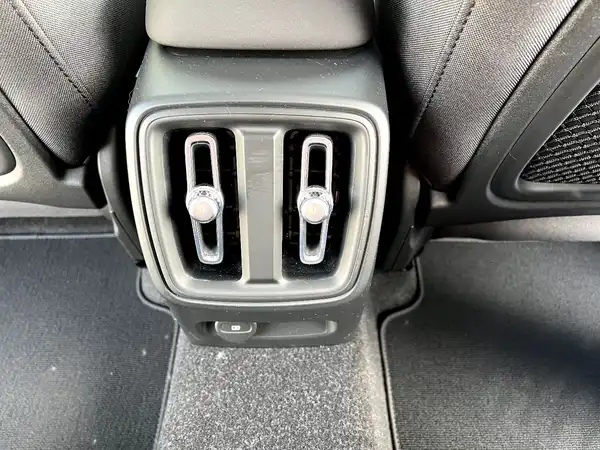 VOLVO C40 (18/28)