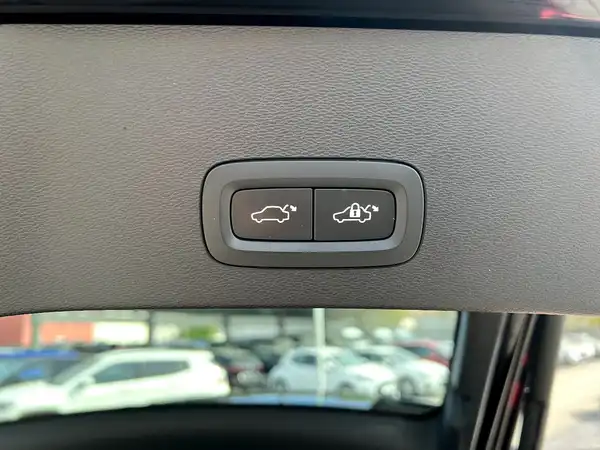 VOLVO C40 (8/28)