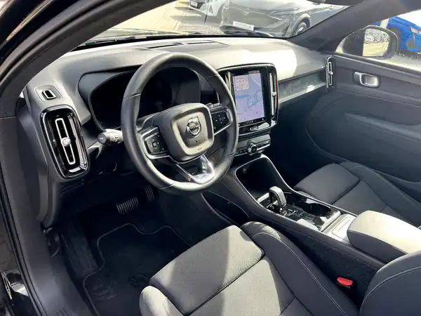 VOLVO C40 (10/28)