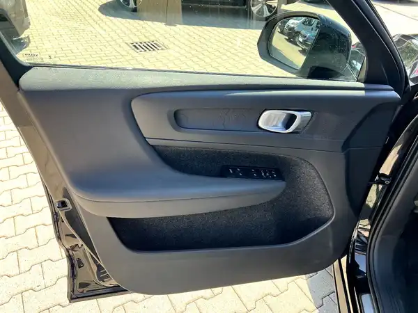 VOLVO C40 (11/28)