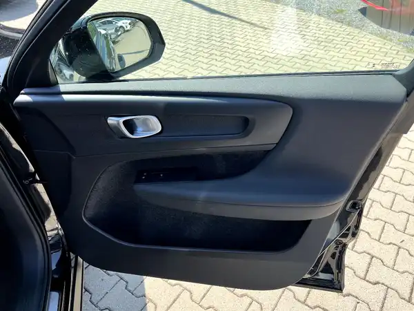 VOLVO C40 (21/28)