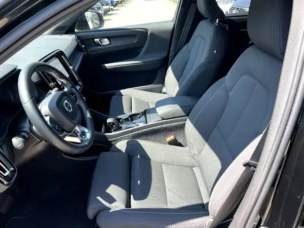 VOLVO C40 (9/28)