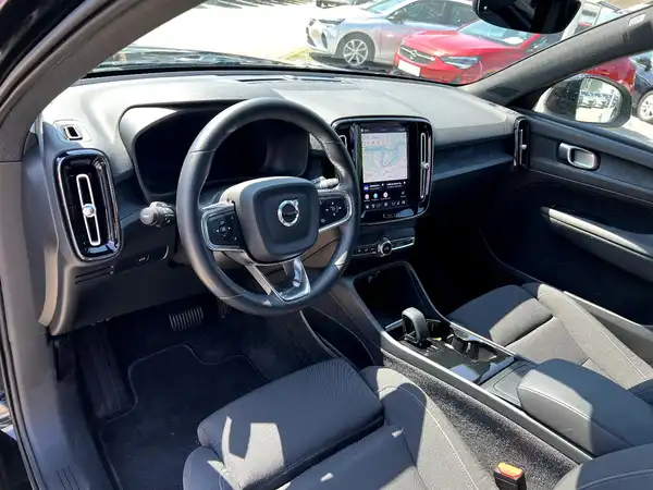 VOLVO C40 (10/28)