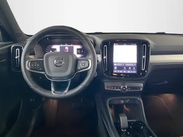 VOLVO C40 (8/23)