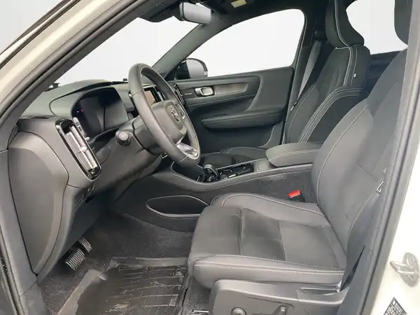 VOLVO C40 (8/24)