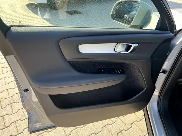 VOLVO C40 (11/28)