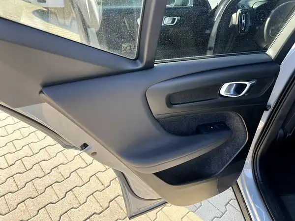 VOLVO C40 (12/28)